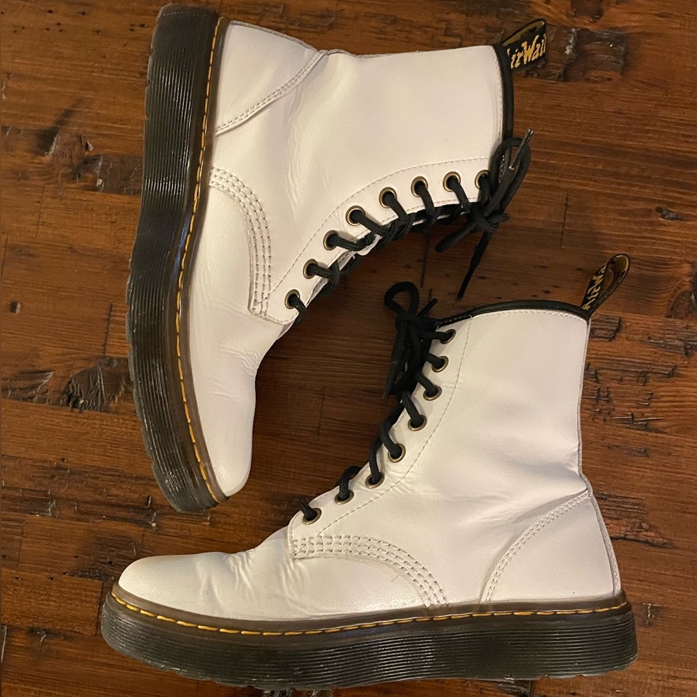 Women’s size 6 dr. martens Zavala - only worn a few times 🤍🖤